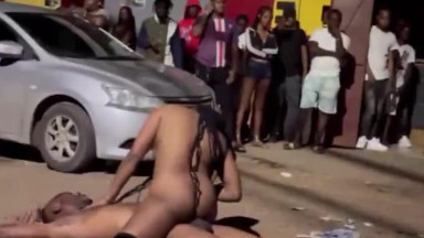 e fakhe phakathi